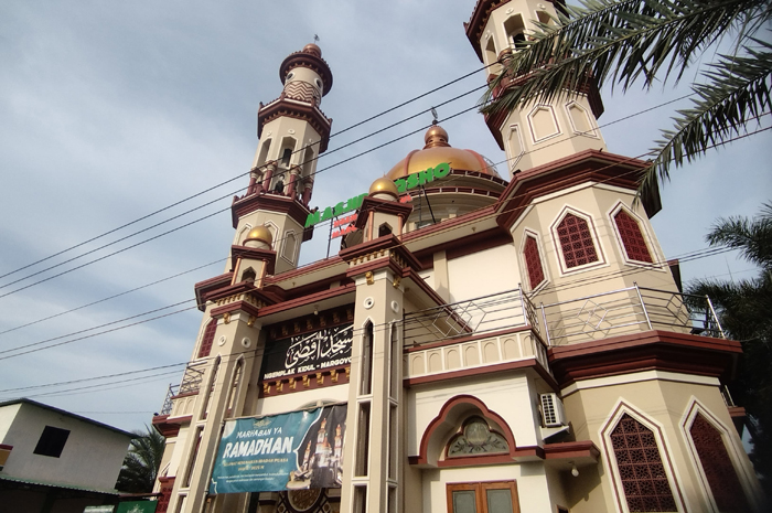 MEGAH: Tampak bangunan Masjid Al-Aqsho yang berada di tepi Jalan Pati &ndash; Tayu di Desa Ngemplak Kidul.
