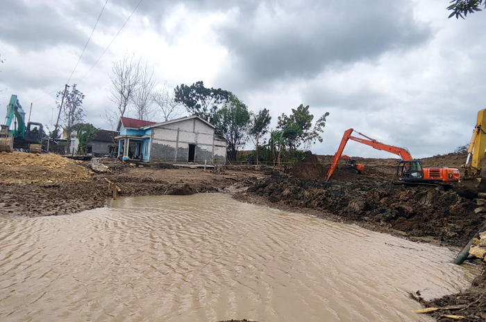 DIKEBUT: PUPR Grobogan saat melakukan pengurukan di jalan Dusun Mintreng Desa Baturagung Kecamatan Gubug.