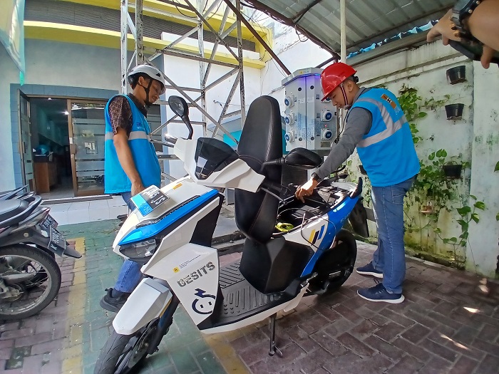 FASILITAS: Petugas PLN di Blora saat mengisi daya sepeda motor listrik.