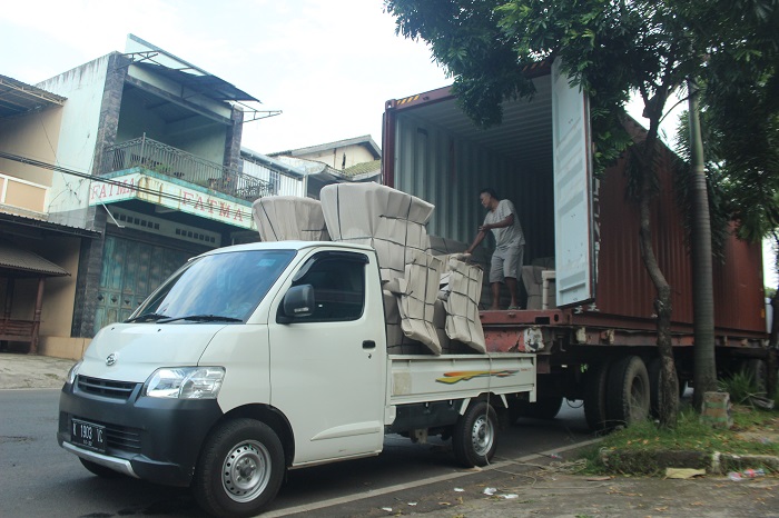 STABIL: Pekerja memindahkan beragam produk mebel ke dalam container untuk dikirim ke luar negeri.