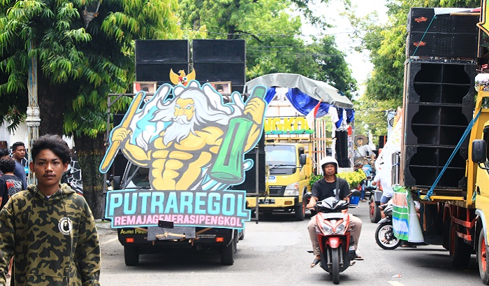 BERDATANGAN: Grup thong-thong lek Rembang mulai berdatangan, satu sisi panggung kehormatan mulai disiapkan, kemarin.