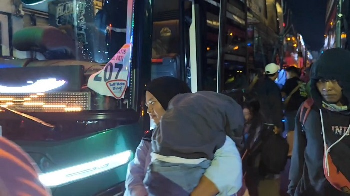 NGEBIS: Pemudik asal Pati dari Jakarta tiba di Pendapa setempat.