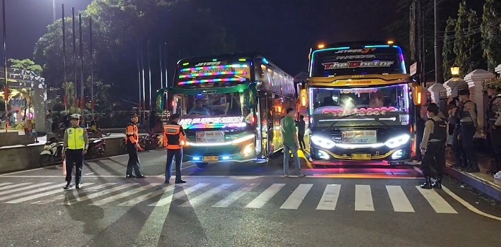 NGEBIS: Pemudik asal Pati dari Jakarta tiba di Pendapa setempat tadi malam.