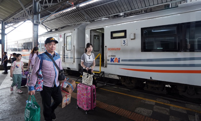 RAMAI: Penumpang saat turun di stasiun Cepu.