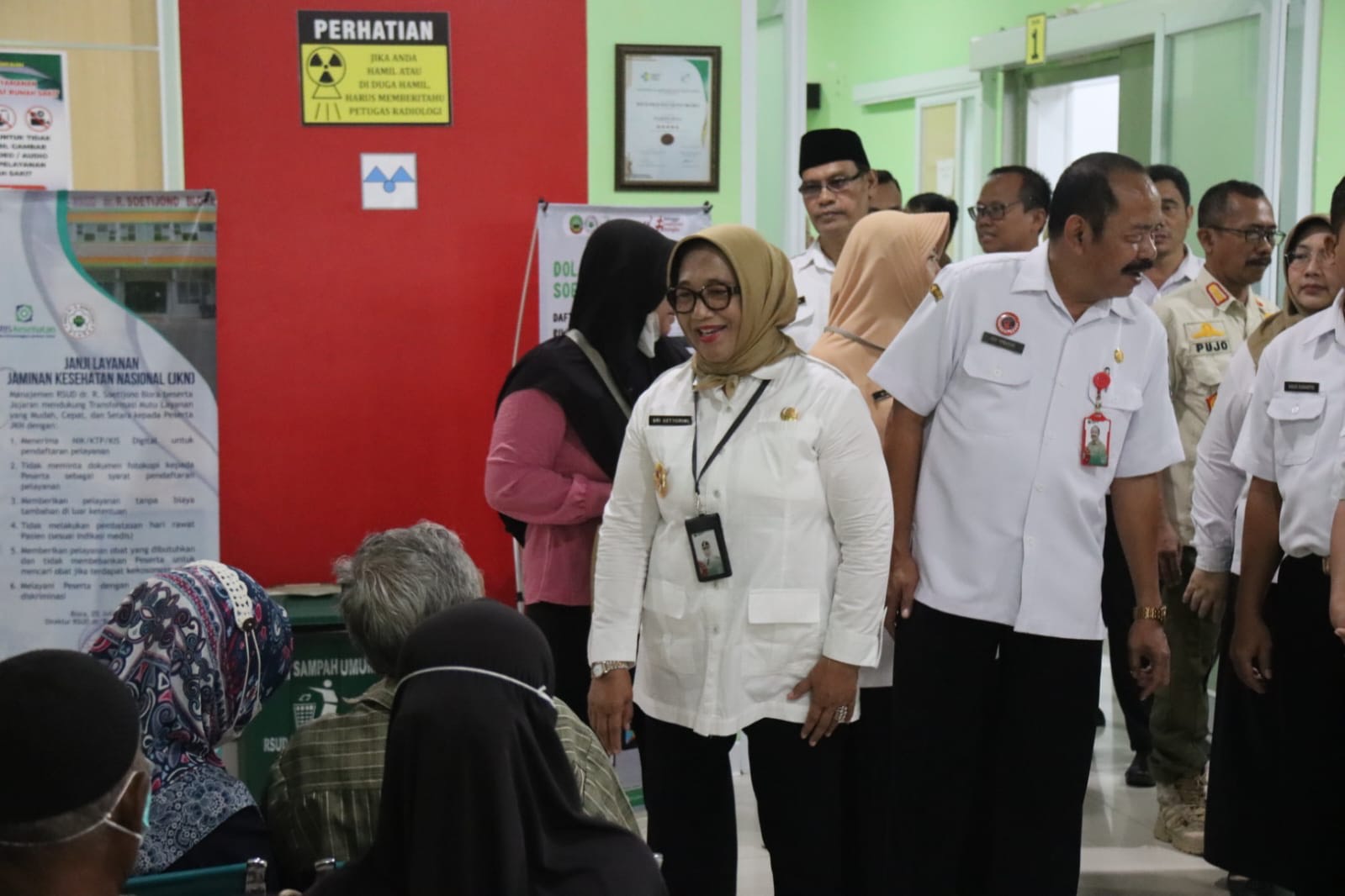 PENEKANAN: Wakil Bupati Blora Sri Setyorini saat melakukan kunjungan di RSUD dr R Soetijono Blora dan menemui pasien.