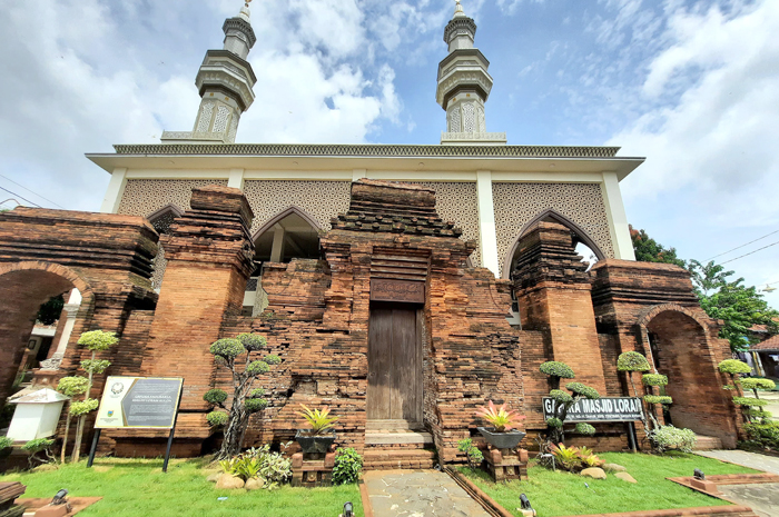 MEGAH: Bangunan Masjid At-Taqwa Loram Kulon mencerminkan akulturasi budaya dengan adanya Gapura Paduraksa di depan masjid.