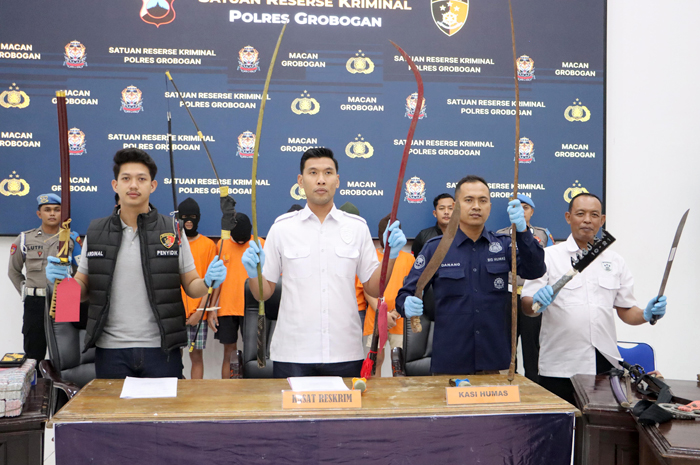 AMANKAN PELAKU: Sejumlah pelaku diamankan dalam aksi tawuran di Kabupaten Grobogan dengan mengamankan 35 sajam.