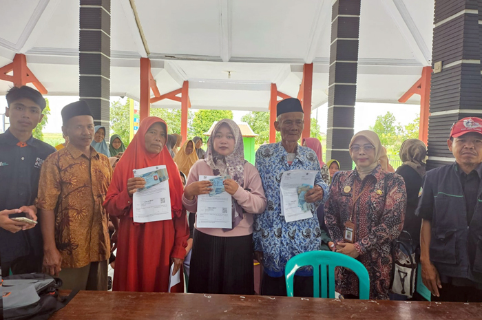 SUMRINGAH: Para Penerima BLT Bagi Hasil Cukai Tembakau sumringah saat menerima bantuan kemarin.