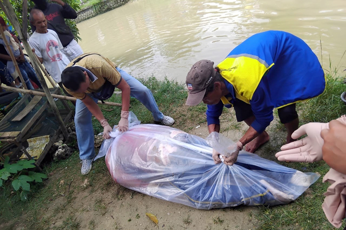 DIEVAKUASI: Kepolisian mengevakuasi temuan mayat di Sungai Jeratun Soluna turut Kecamatan Sukolilo, Kamis (27/3).