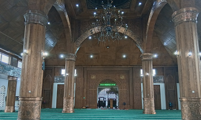KEREN: Bagian dalam Masjid Agung Baitunnur yang direnovasi dipenuhi ukiran dari kayu jati.