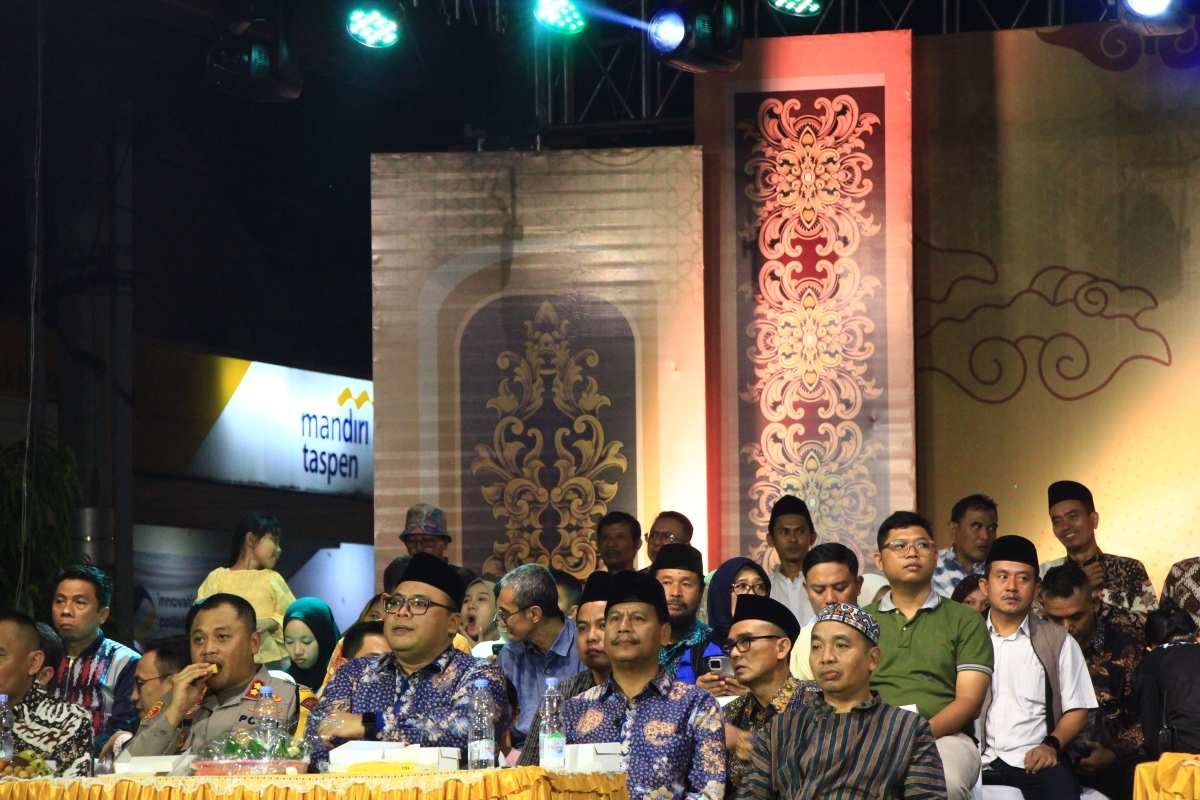 Bupati dan Wakil Bupati Rembang, Harno dan Hanies bersama forkompimda, anggota DPRD serta OPD melihat festival thong-thong lek.