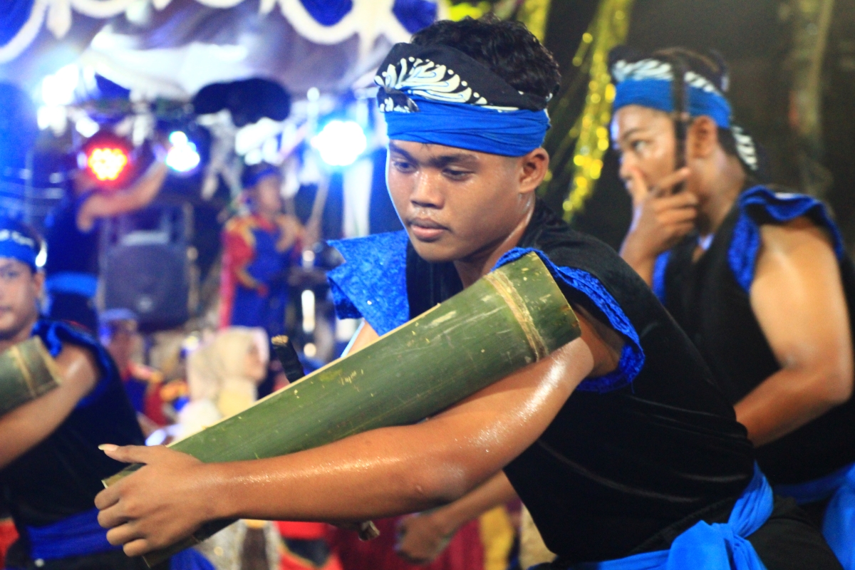 Kelompok thong-thong lek Repandec menunjukan ketrampilan dan kreasi di depan panggung kehormatan.