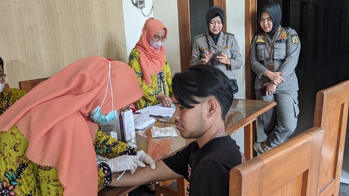 DITES: Petugas melakukan pemeriksaan kepada remaja di wilayah Margorejo belum lama ini.