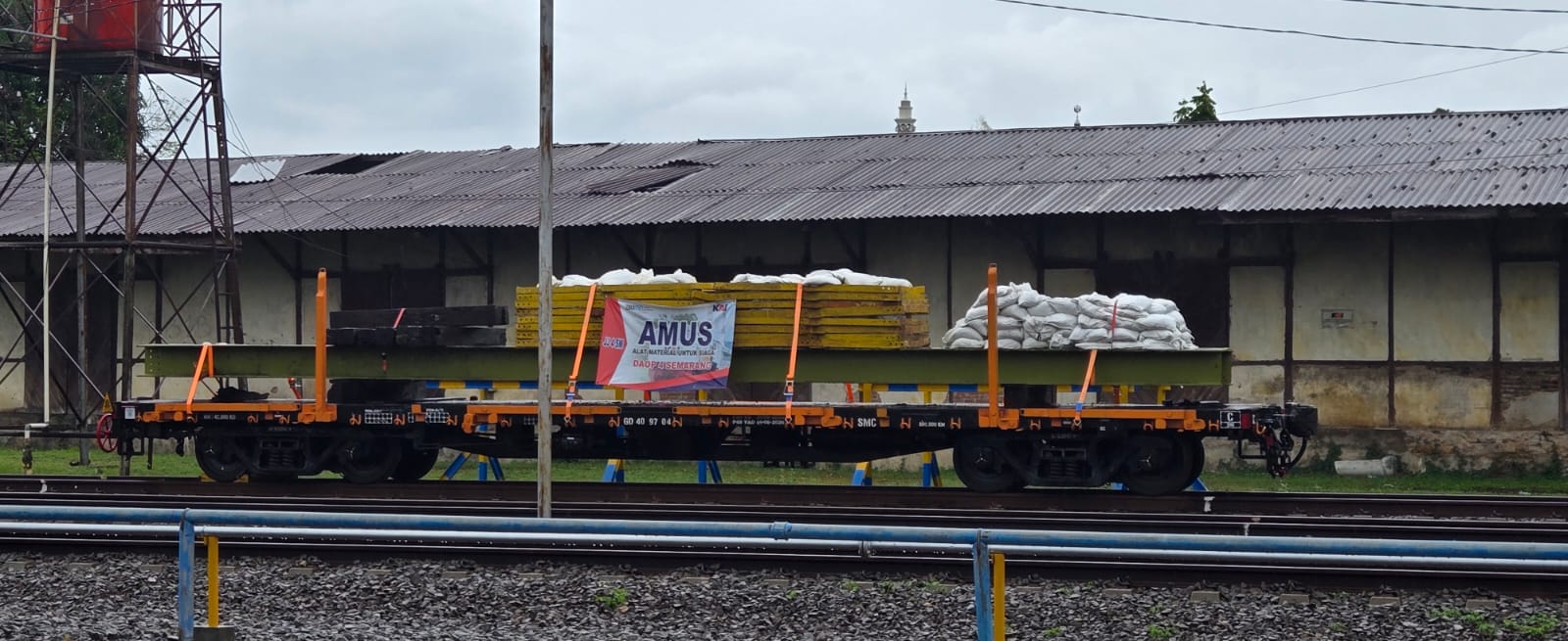 DISIAGAKAN: PT KAI Daop 4 Semarang saat menyediakan amus di sejumlah titik rawan.