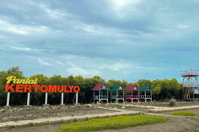 PARIWISATA: Sebuah objek wisata pantai di Desa Kertomulyo, Kecamatan Trangkil kerap menjadi destinasi warga.