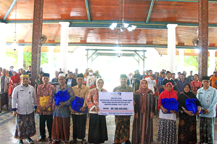 DISALURKAN: Bupati Rembang, Harno bersama Pimpinan Bank Jateng Cabang Rembang, Eviek Susandari foto bersama masyarakat kurang mampu kemarin.