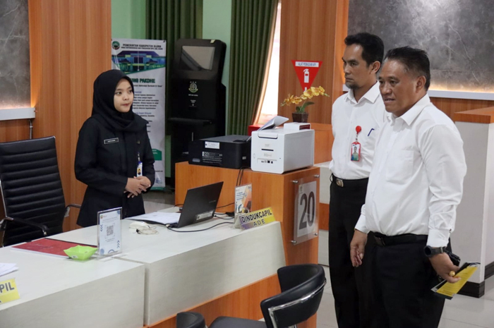 CEK KESIAPAN: Sekretaris Daerah Blora Komang Gede Irawadi melakukan peninjauan di Mall Pelayanan Publik (MPP) baru-baru ini.