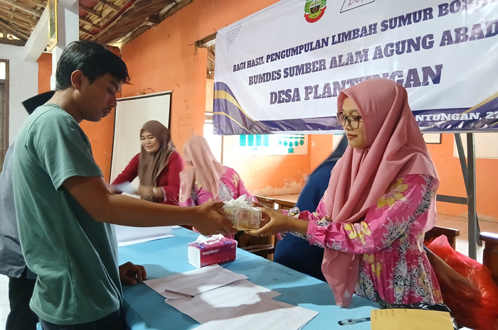 SUKSES: Pemerintah Desa Plantungan Kecamatan Kota saat mem bagikan hasil usaha Bumdes Sumber Alam Agung Abadi ke warga.