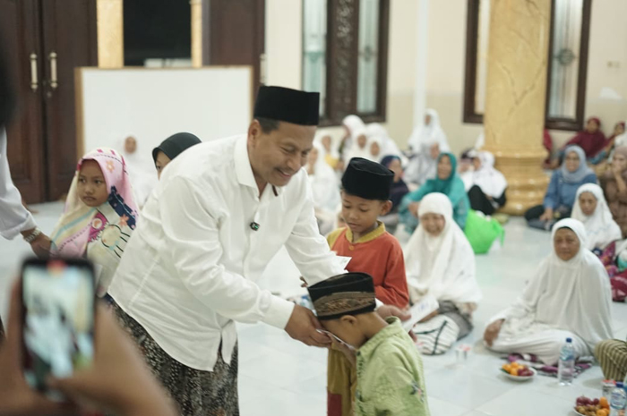 SUMRINGAH: Anak-anak yatim/piatu di Desa Waru, Rembang, sumringah saat menerima santunan dari Bupati Rembang Harno, Jumat malam (28/3).