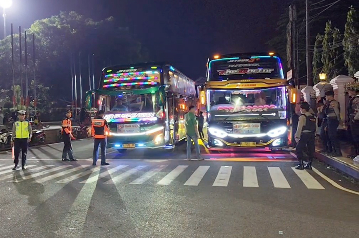 TIBA DI KAMPUNG: Pemudik asal Pati dari Jakarta tiba di Pendapa setempat tadi malam.