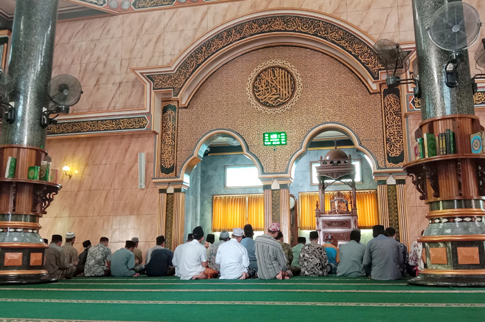 ADEM: Suasana di dalam masjid tak kalah indah dari tampilan eksterior masjid.