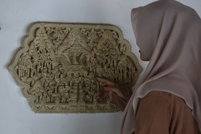 KAYA SEJARAH: Pengunjung mengamati ornament ukiran yang terpajang di dinding Majid Astana Sultan Hadlirin Mantingan.