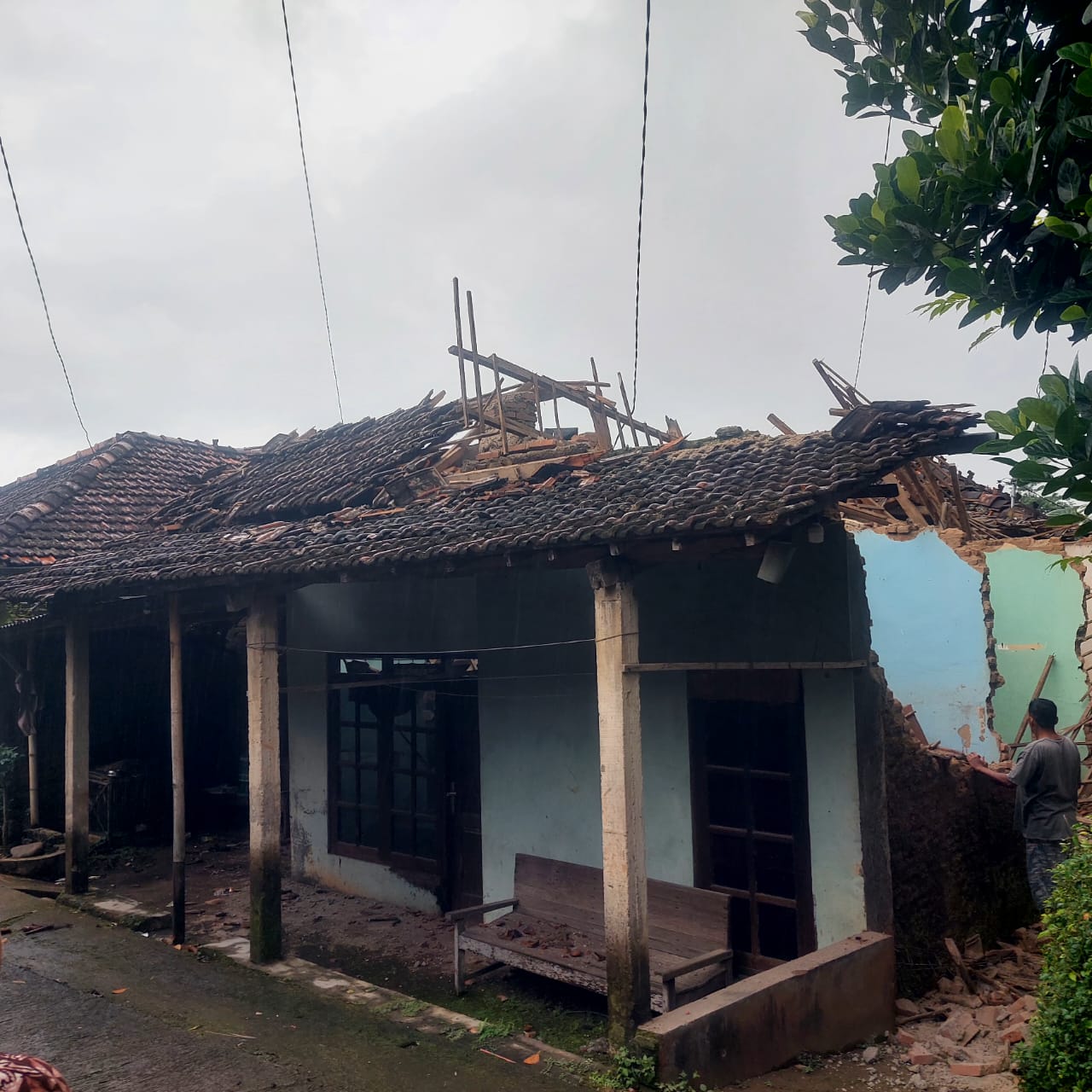 TRAGIS: Kondisi kediaman Halimin, warga Desa/Kecamatan Nalumsari yang rumahnya rusak usai diterpa angin kencang dan hujan deras.
