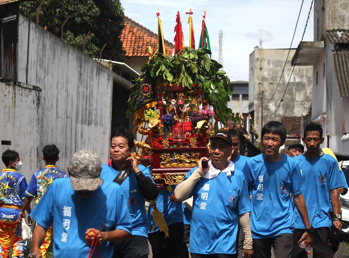 MERIAH: Peserta peringatan hari ulang tahun dewa di Kelenteng Hiang Thian Siang Tee Welahan tampil dalam kirab mengelilingi kampung kemarin.