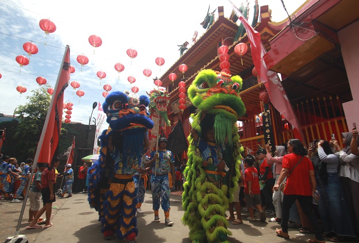 MERIAH: Penampilan Barongsai Peserta memperingati hari ulang tahun dewa di Kelenteng Hiang Thian Siang Tee Welahan tampil dalam kirab mengelilingi kampung.
