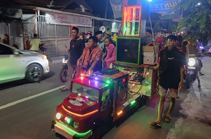 KREATIF: Remaja desa Waru, Rembang gelar takbir keliling menggunakan miniatur sound.