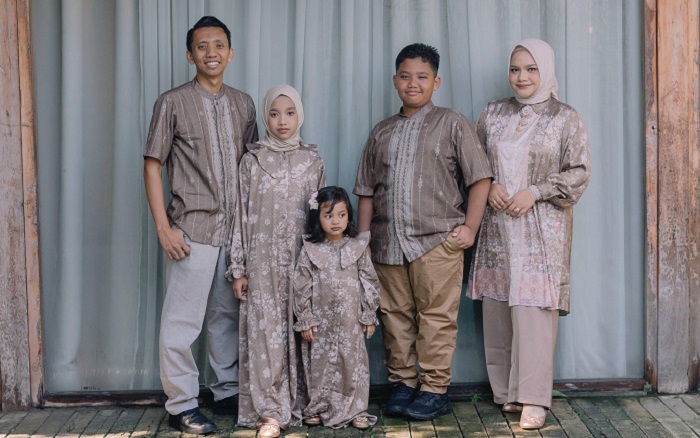 LEBARAN: Baju couple Lebaran sekeluarga membuat penampilanmu kompak.