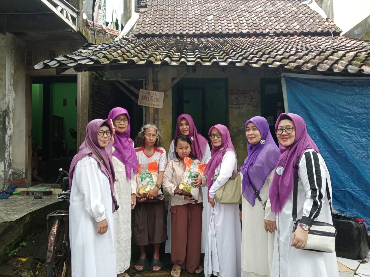DISTRIBUSIKAN: DPC Perempuan Bangsa salurkan bantuan sembako pada Jumat (28/3).