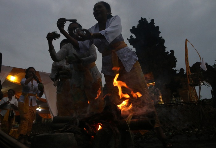 KHIDMAT : Umat Hindu di Kota Semarang mengikutiTawur Agung KesangamenjelangNyepi di Pura Agung Giri Natha Jumat (28/3) malam.
