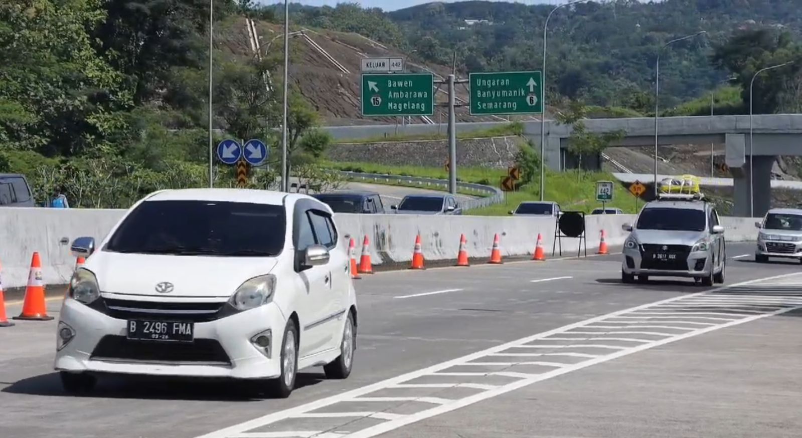TETAP LANCAR : Kendaraanmelintas di dekat exit Tol Bawen saatmasihdiberlakukanjalur one way Sabtu (29/3).