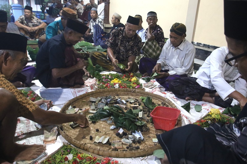 URI-URI BUDAYA: Masyarakat Sukodono, Tahunan, menggelar kenduren bada untuk menyambut Lebaran di Balai Desa Sukodono.