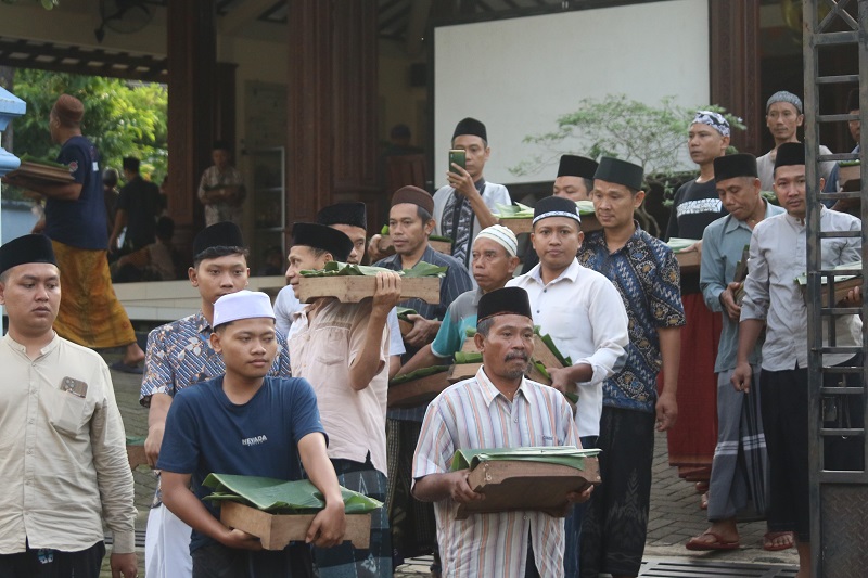 TRADISI: Iring-iringan warga Sukodono, Tahunan, membawa kenduren untuk menyambut Lebaran di Balai Desa Sukodono.