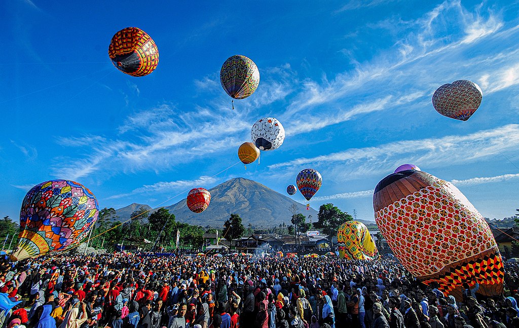 WARNA-WARNI: Suasana Festival Balon di Wonosobo, Jawa Tengah. (wikipedia)