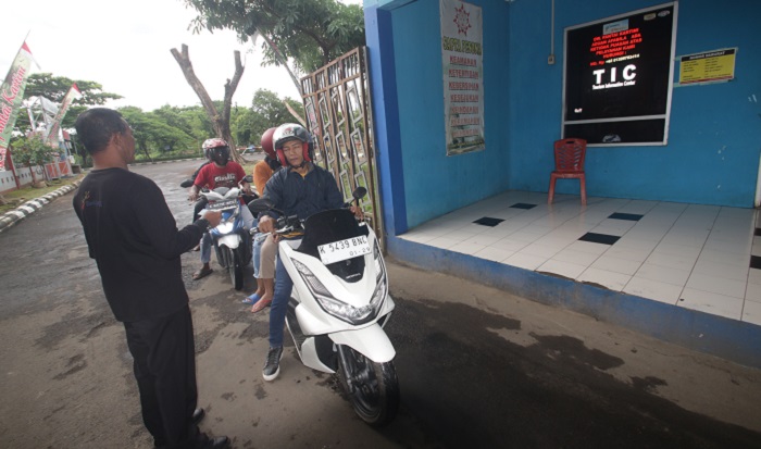 TERBATAS: Petugas menarik retribusi masuk bagi pengunjung objek wisata Pantai Kartini Jepara.