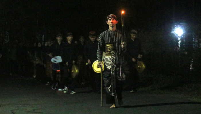 JADUL: Para pemuda Desa Bringin, Kecamatan Batealit menggelar kirab sumpet among riyoyo dalam menyambut Idulfitri pada Minggu (30/3) malam.