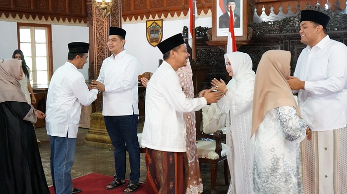 BERMAAFAN: Bupati dan Wakil Bupati Jepara Witiarso Utomo dan M. Ibnu Hajar menyalami para tamu yang hadir dalam kegiatan open house di Pendapa Kabupaten Jepara.