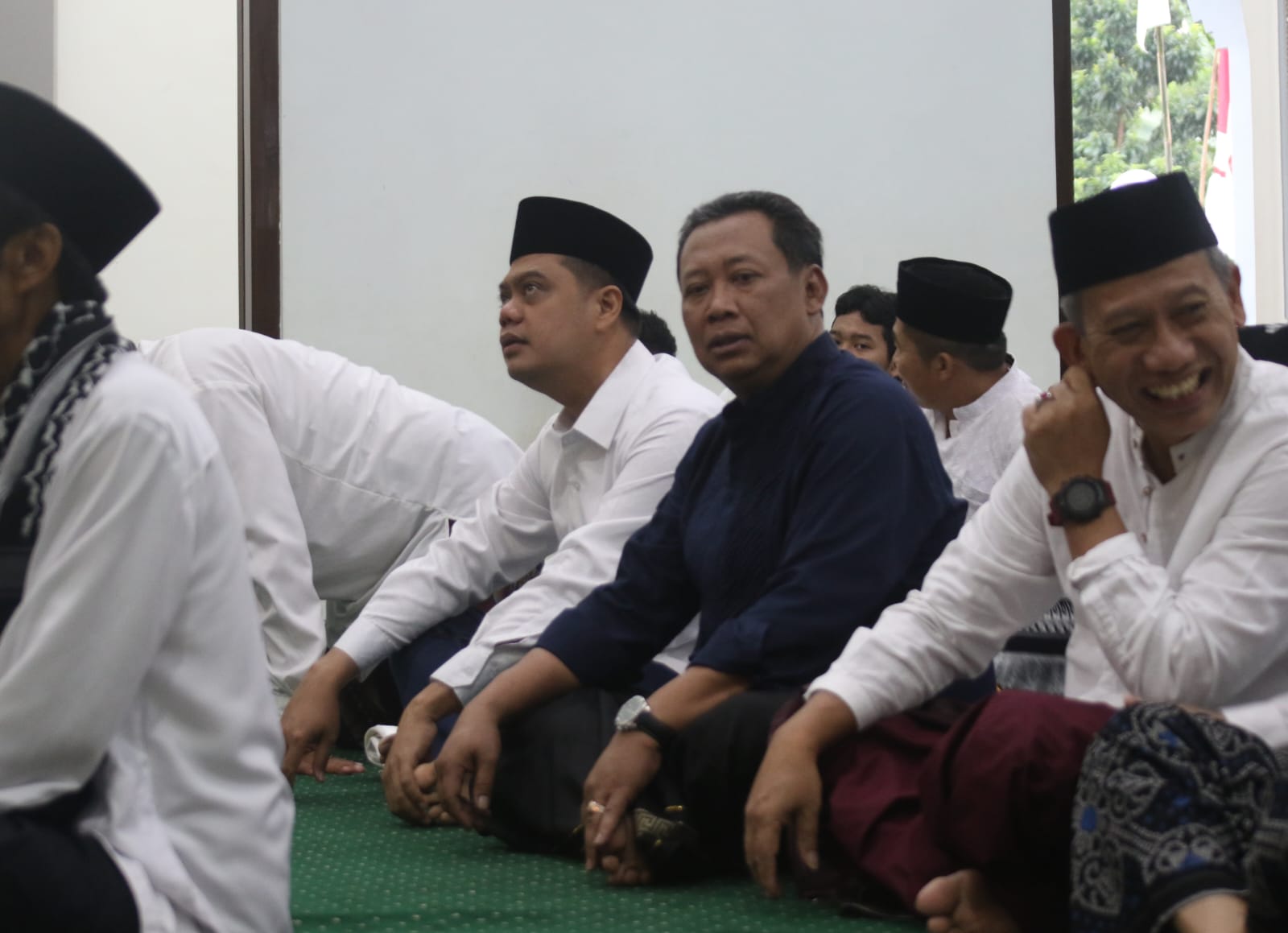 KHUSUK: Bupati Jepara Witiarso Utomo duduk di sebelah Wakil Ketua KPK Fitroh Rohcahyanto sebelum pelaksanaan salat Idulfitri di Masjid Darul Muttaqin Watuaji.