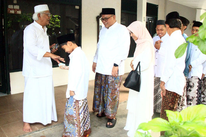 SILAHTURAHMI: Gus Mus saat berjabat tangan dengan para santri.