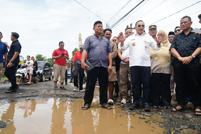 JALAN RUSAK: Bupati Pati Sudewo saat meninjau pengerjaan perbaikan jalan Tayu - Dukuhseti belum lama ini.