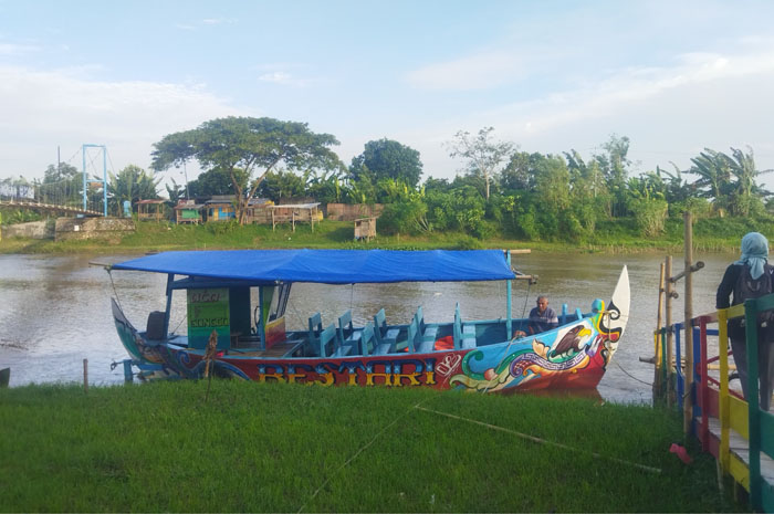 DESTINASI: Sebuah perahu wisata terparkir di pinggir Sungai Silugonggo di Desa Sugiharjo, Pati Kota siap untuk membawa pengunjung berwisata susur sungai.