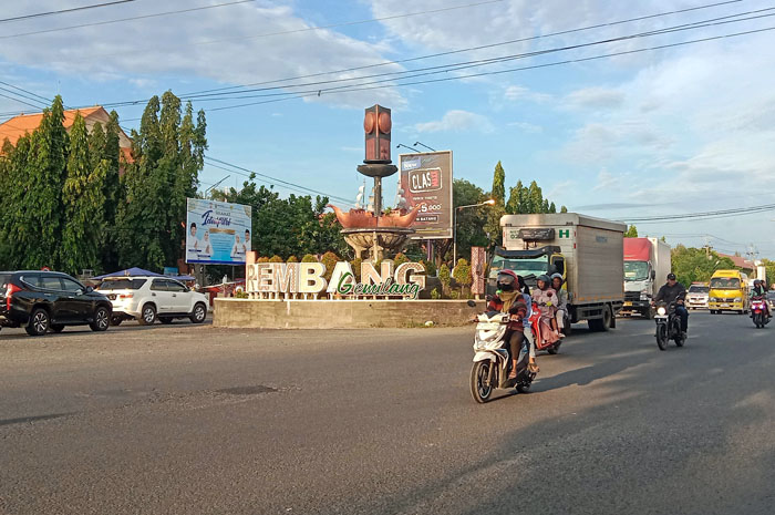 IKONIK: Pengendara melintasi jalan sekitar Tugu Adipura yang terdapat tulisan "Rembang Gemilang" kemarin.