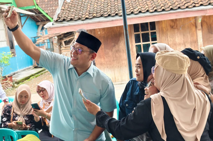AJAK SELFIE: Wakil Menteri Pertanian Sudaryono foto selfie foto bersama teman sekolah SMP dulu saat acara halal bihalal di rumah orang tuanya di Desa Tambirejo, Kecamatan Toroh, kemarin.