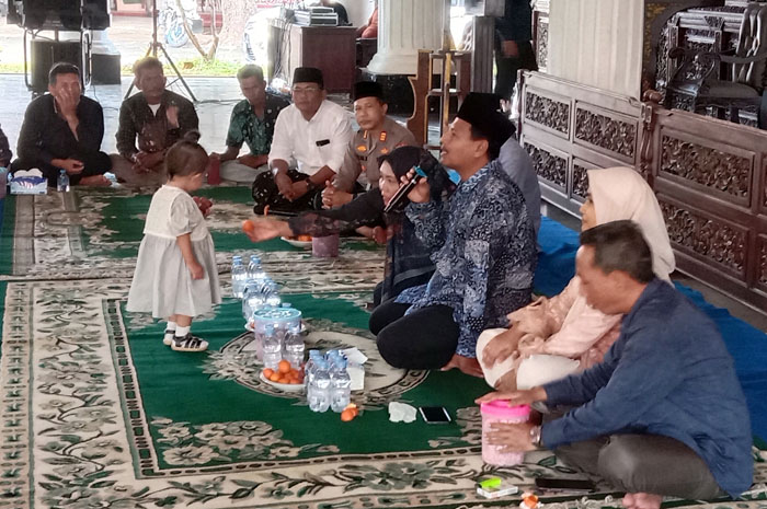 SILATURAHMI: Bupati Rembang Harno menyambut para kepala desa saat menggelar open house di Pendopo Museum RA Kartini kemarin.