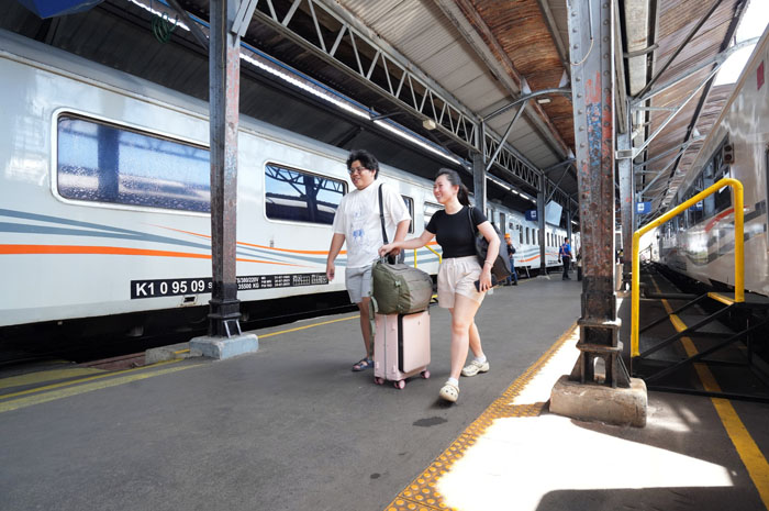 RAMAI: Para penumpang saat hendak naik kereta di stasiun Cepu, Blora.