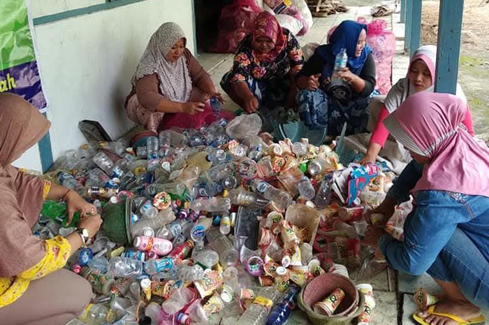 MEMILAH: Warga saat memilah sampah botol dari TPS.