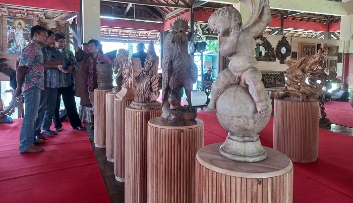 BERVARIASI: Pengunjung tengah melihat furniture saat momen JIFBW belum lama ini.